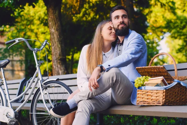 Paar genieten van een picknick — Stockfoto