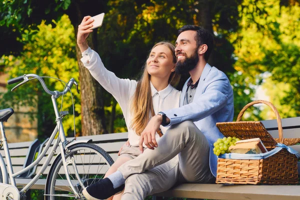 Gelukkige paar op een picknick — Stockfoto