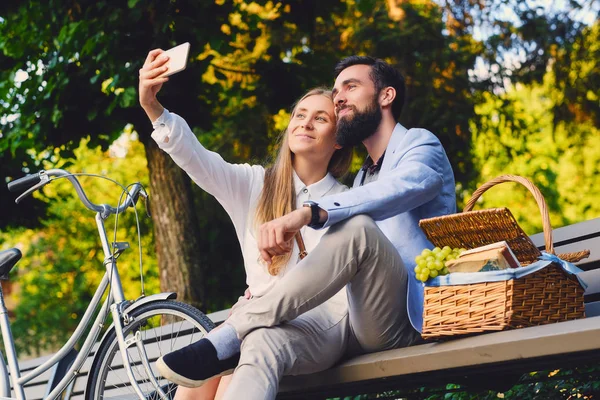 Pareja feliz en un picnic — Foto de Stock