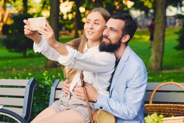 Feliz pareja moderna — Foto de Stock