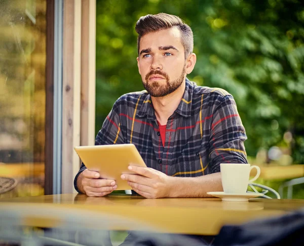 Ο άνθρωπος χρησιμοποιώντας φορητό υπολογιστή σε ένα καφέ. — Φωτογραφία Αρχείου