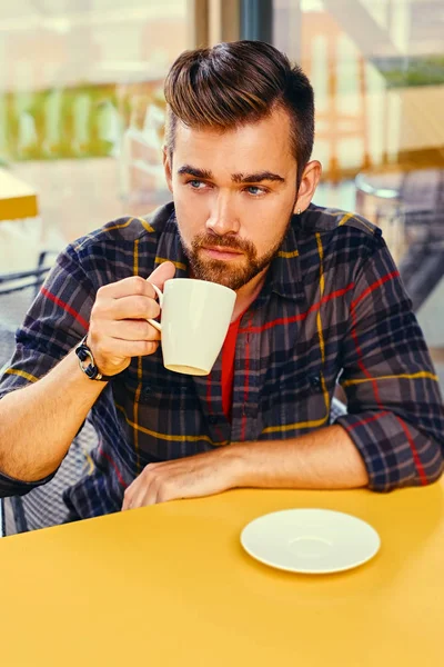 Adam bir kafede kahve içer. — Stok fotoğraf
