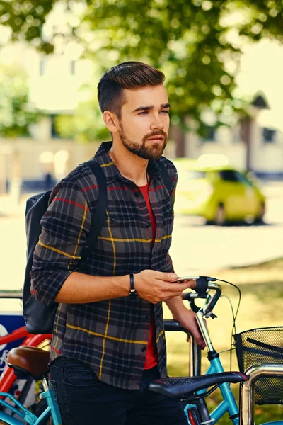 bir akıllı telefon kullanan adam 