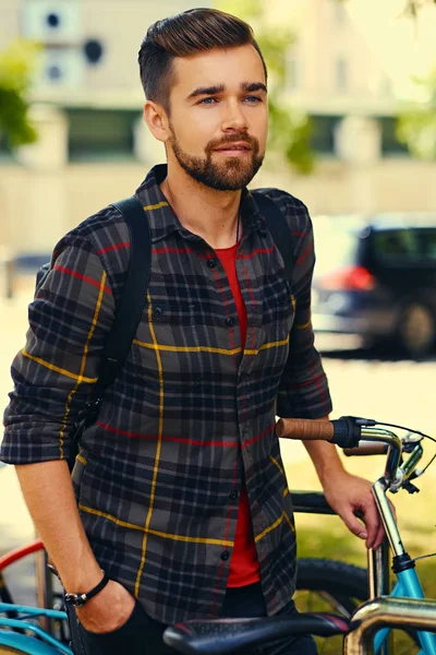 Adamın yanında Bisiklet park yeri