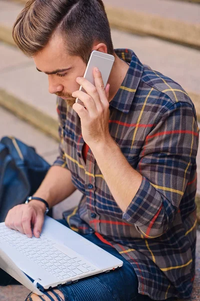 Adam görüşmeler smartphone ve bir dizüstü bilgisayar kullanarak