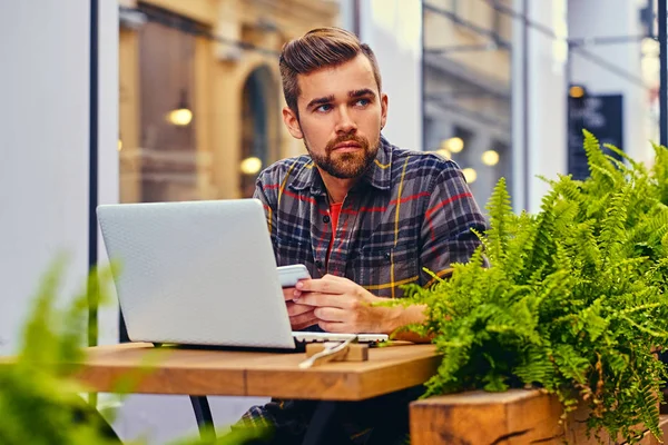 Maschio barbuto utilizzando un computer portatile — Foto Stock