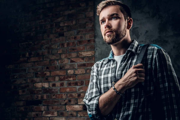 Sırt çantası ile bir Polar gömlek giymiş Gezgin