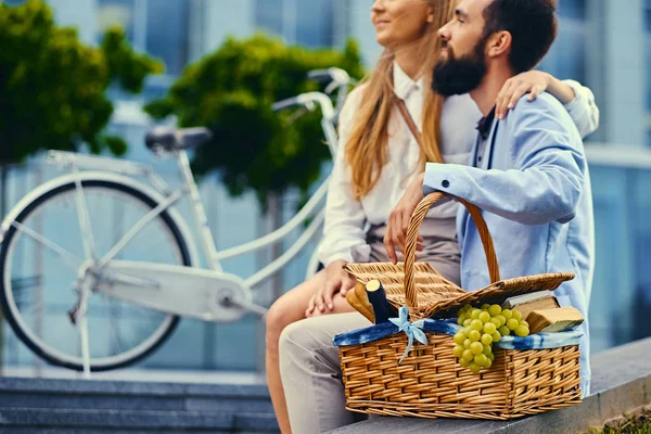 Afbeelding van een paar met picknickmand — Stockfoto