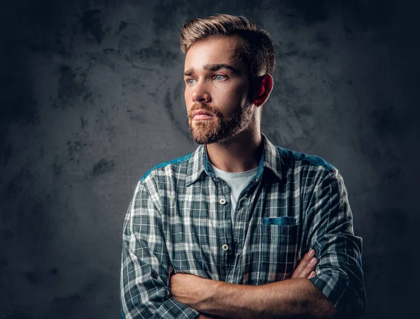 Varón hipster barbudo con brazos cruzados — Foto de Stock