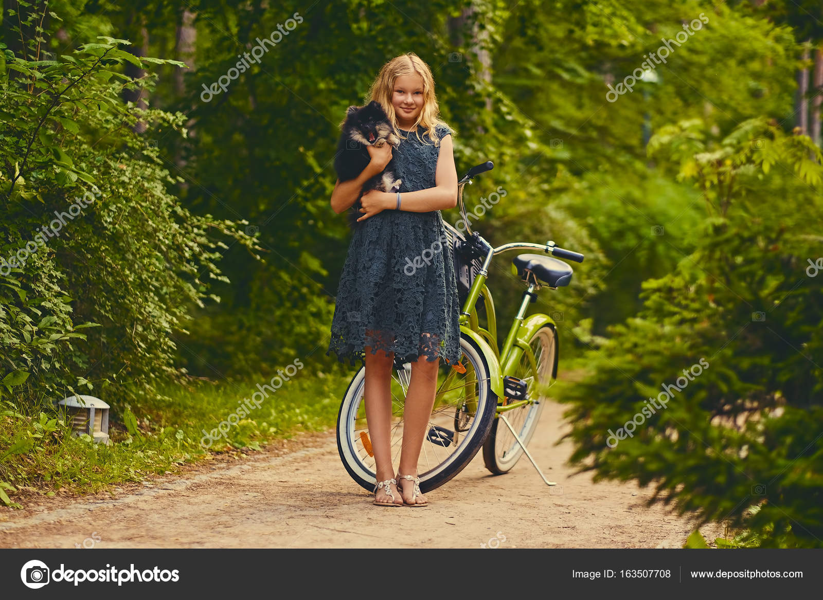 poupée avec sa bicyclette pour halloween