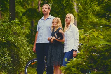 Parkta mutlu bir aile