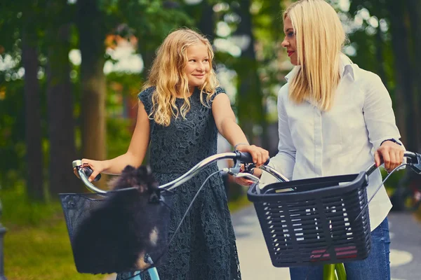 Mor och hennes dotter håller en Spitz hund — Stockfoto