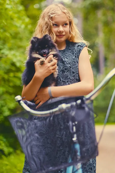 Bir bisiklet üzerinde sarışın kız