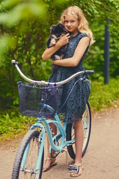 Блондинка на велосипеде — стоковое фото