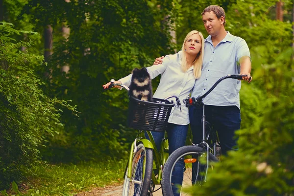 Blond kvinna och en man på cykel — Stockfoto