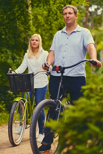 Un hombre y una mujer en un paseo en bicicleta — Foto de Stock