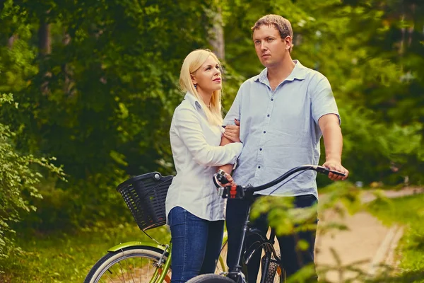 Чоловік і жінка на їзді на велосипеді — стокове фото