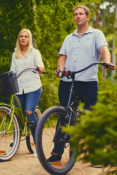 En man och en kvinna på en cykeltur — Stockfoto