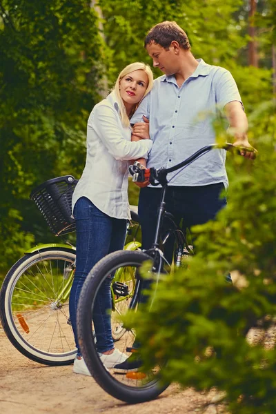 Un hombre y una mujer en un paseo en bicicleta — Foto de Stock