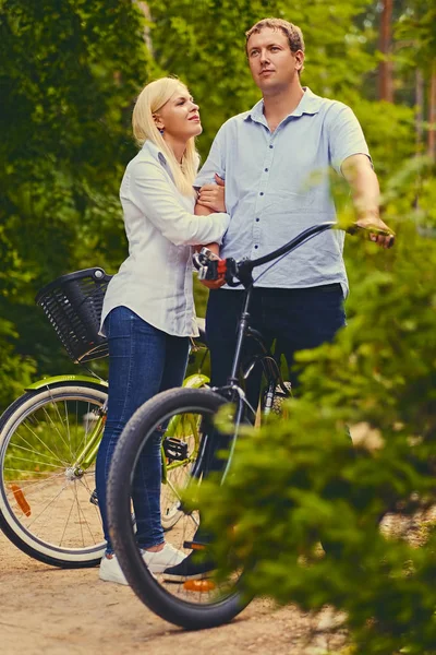 Un hombre y una mujer en un paseo en bicicleta — Foto de Stock