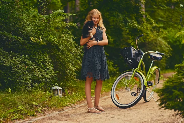 Sarışın kız Spitz köpek tutar