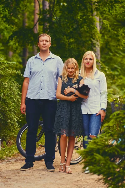 Lycklig familj i en park — Stockfoto
