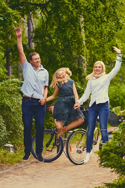 Familia feliz en un parque — Foto de Stock