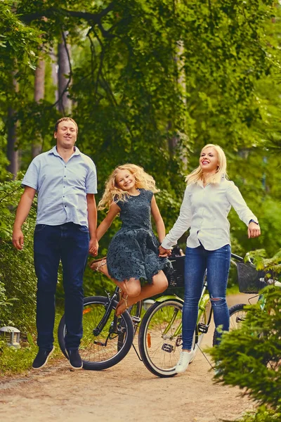 Lycklig familj i en park — Stockfoto