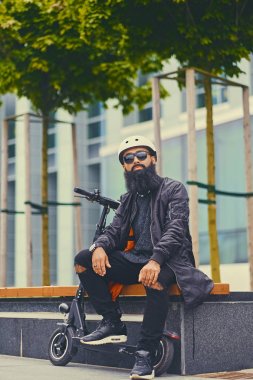 Şık sakallı adam tarafından elektrikli scooter