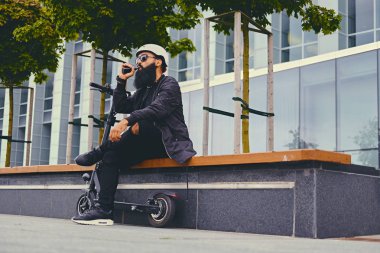 Modern sakallı erkek vaping