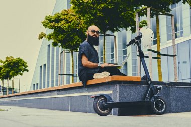 Sakallı erkek bir dizüstü bilgisayar kullanarak