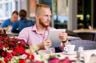 Çekici sakallı Kızıl saçlı erkek