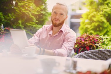 Çekici sakallı Kızıl saçlı erkek