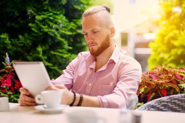 Çekici sakallı Kızıl saçlı erkek