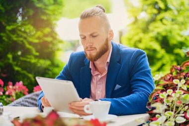 Tablet Pc kullanma Kızıl saçlı erkek