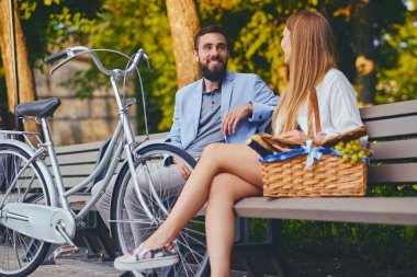 Çift bir piknik keyfini çıkarın. 