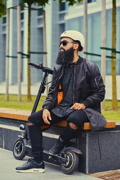 Стильний бородатий чоловік за допомогою електричного скутера — стокове фото