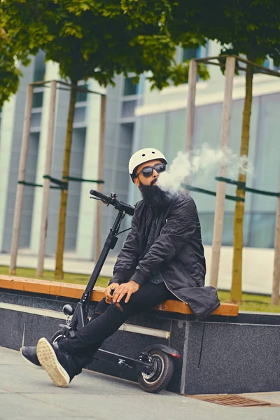 Moderne gebaarde mannelijke vaping — Stockfoto