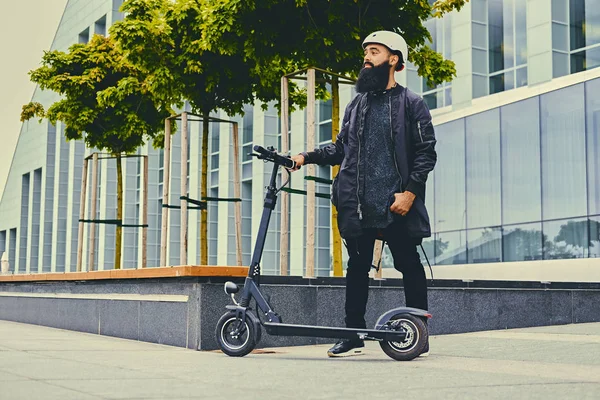 Bebaarde man die zich voordeed op elektrische scooter — Stockfoto