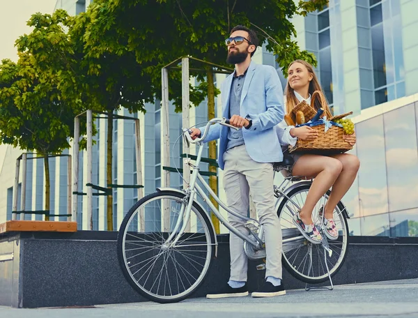 Gelukkige paar rijdt een fiets — Stockfoto