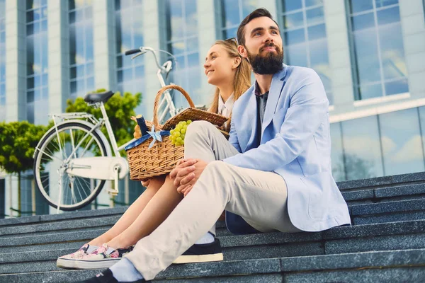 Bir çift bir adım piknik sepeti ile oturur.