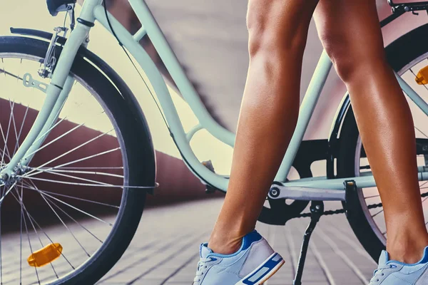 Ноги жінки Тан і велосипед — стокове фото