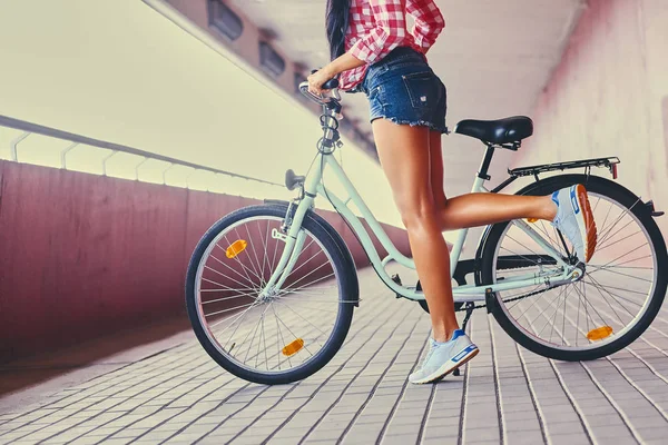 Ноги жінки Тан і велосипед — стокове фото
