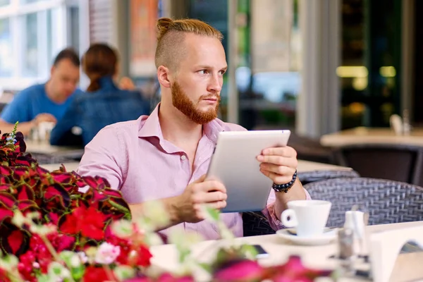 Çekici sakallı Kızıl saçlı erkek