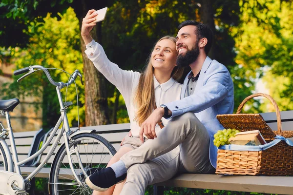 Gelukkige paar op een picknick — Stockfoto