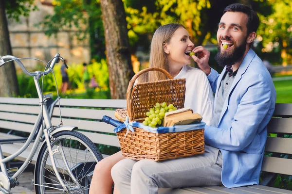 bir parkta bir bankta Çift.