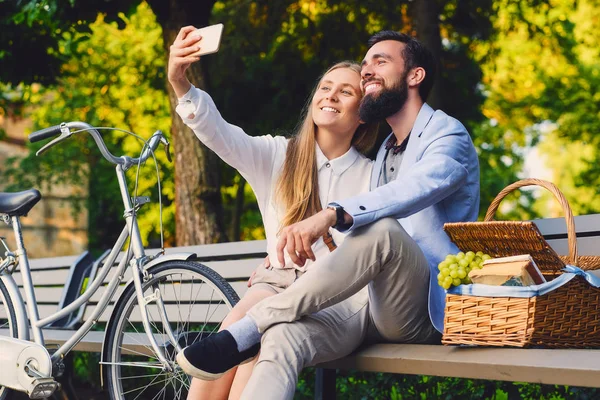 Gelukkige paar op een picknick — Stockfoto
