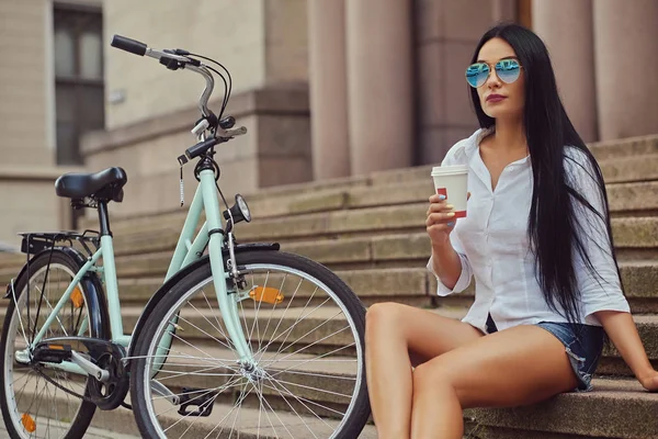 Donna bruna con bicicletta — Foto Stock