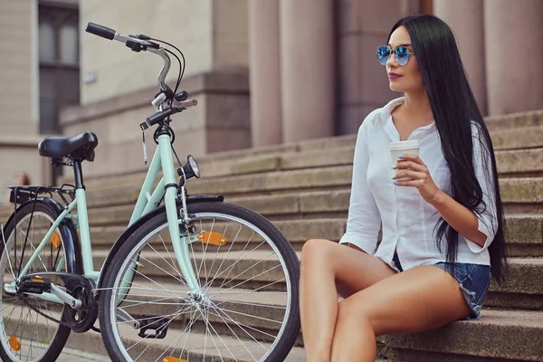 Brunett kvinna med cykel — Stockfoto