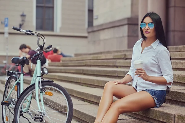 Brünette Frau mit Fahrrad — Stockfoto